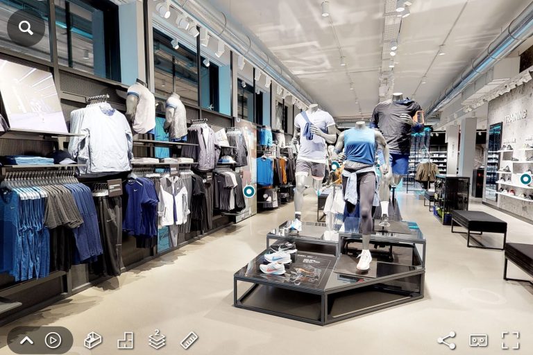 Visite 3D d’une boutique de sport mettant en avant des vêtements et articles de running