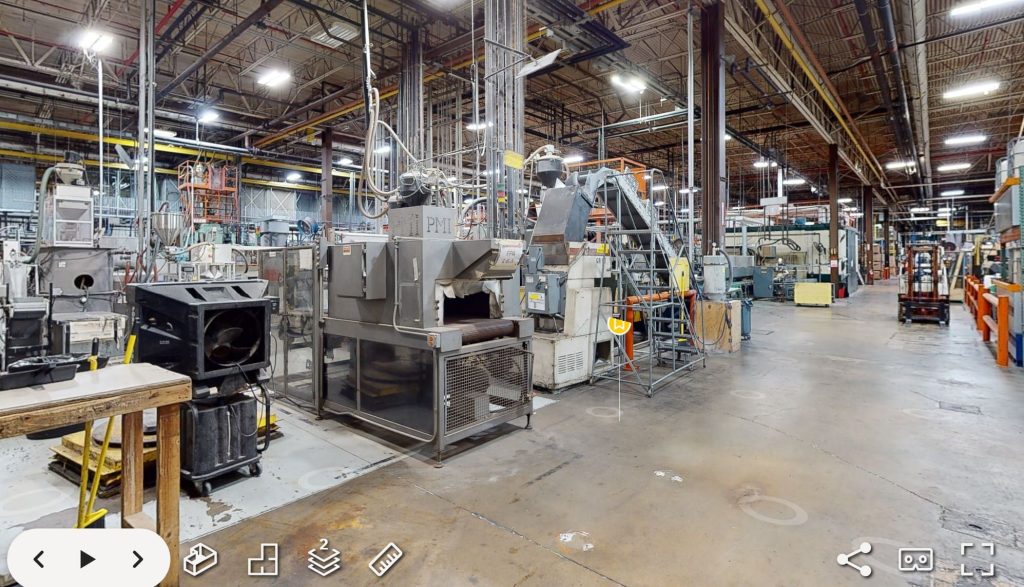 Visite 3D d’une usine montrant une ligne de production automatisée avec machines industrielles