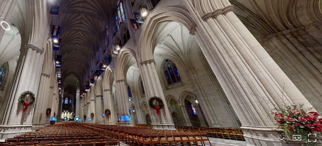 Visite 3D de la nef d’une cathédrale gothique montrant les colonnes élancées et les voûtes