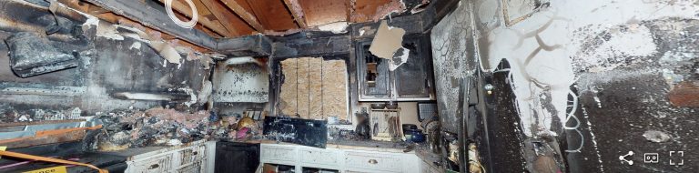 Cuisine endommagée par un incendie, murs et mobilier brûlés, exemple de sinistre documenté en 3D
