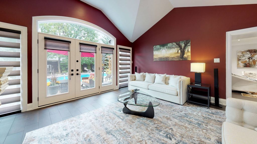Salon moderne avec baie vitrée donnant sur une piscine – exemple de rendu visite virtuelle maison
en PACA
