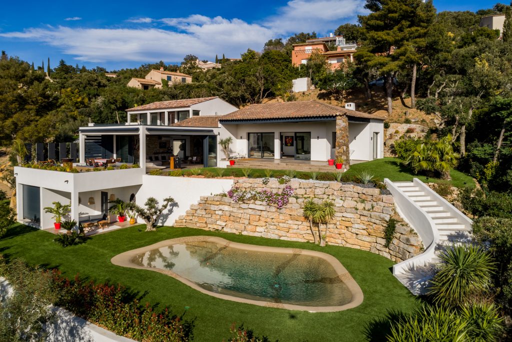 Prestations drone pour immobilier : prise de vue aérienne 4K d'une villa moderne avec piscine et terrasse, réalisée par Provence Scan 3D