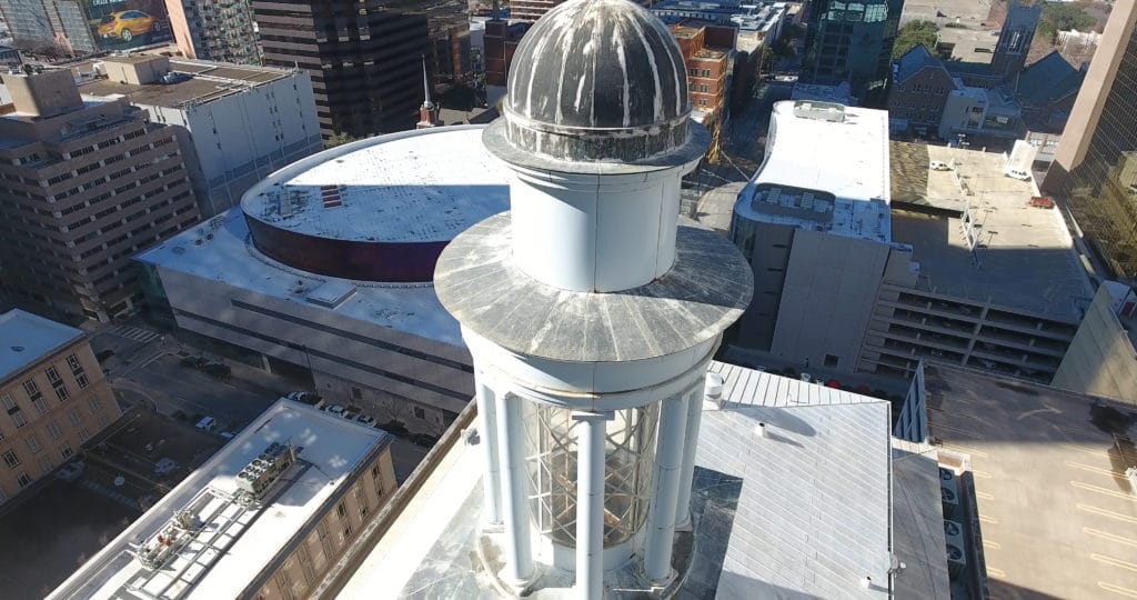 Visite virtuelle patrimoine et inspection 3D d’un bâtiment historique réalisée par drone en milieu urbain.`
