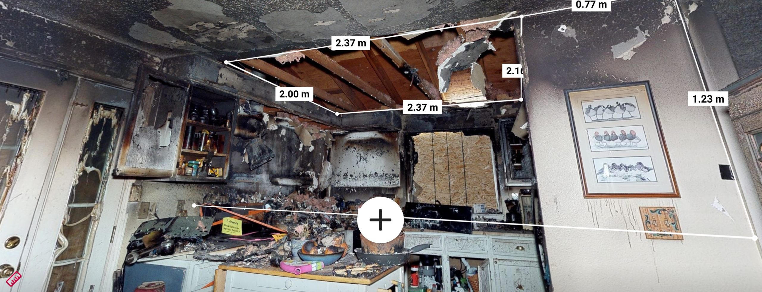 Cuisine sinistrée après incendie avec mesures 3D visibles — plafond effondré, suie sur les parois, mobilier brûlé — relevés numériques utilisés pour expertise judiciaire et constat 3D