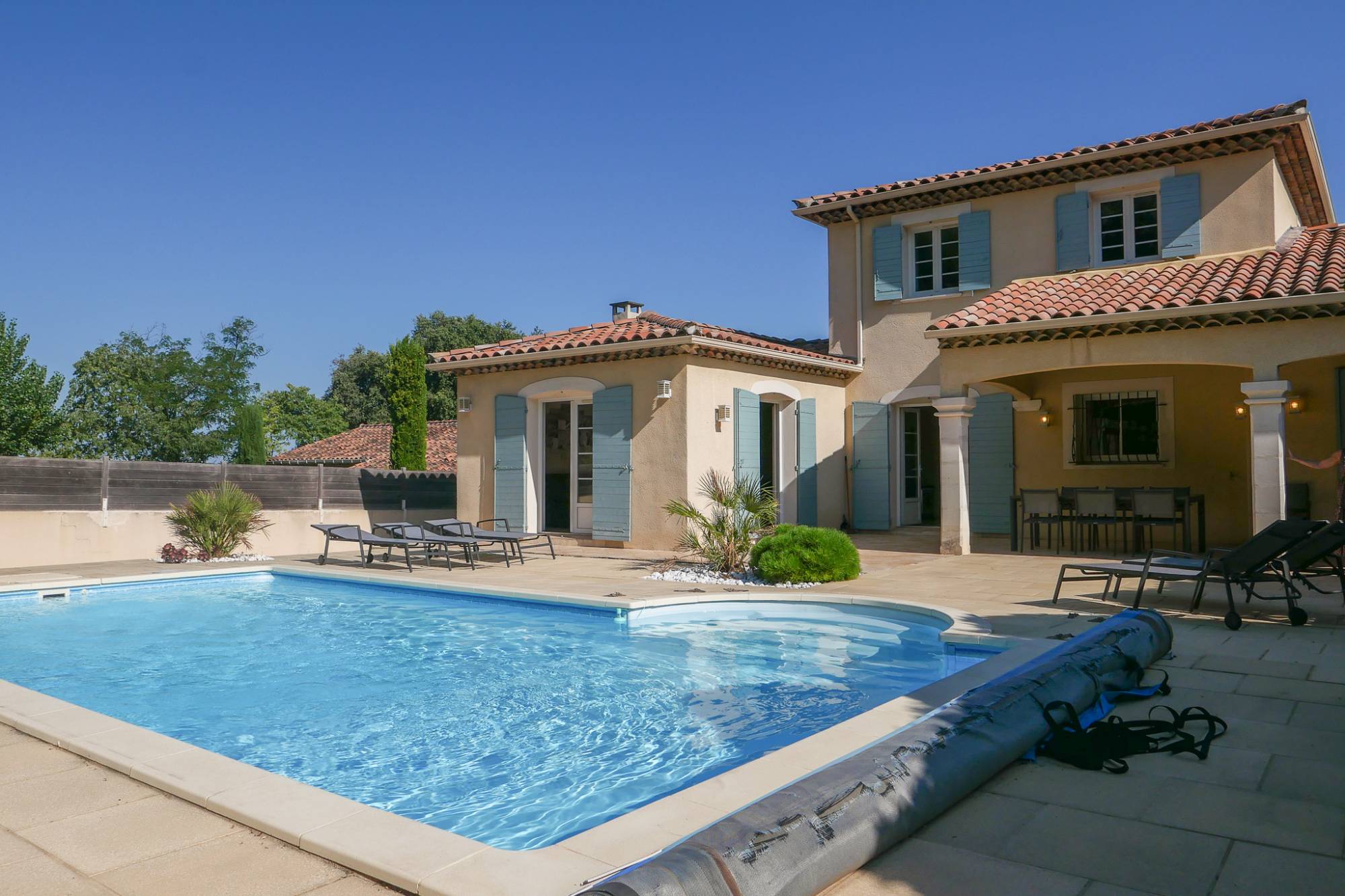 Visite virtuelle Airbnb d'une maison provençale avec piscine en PACA