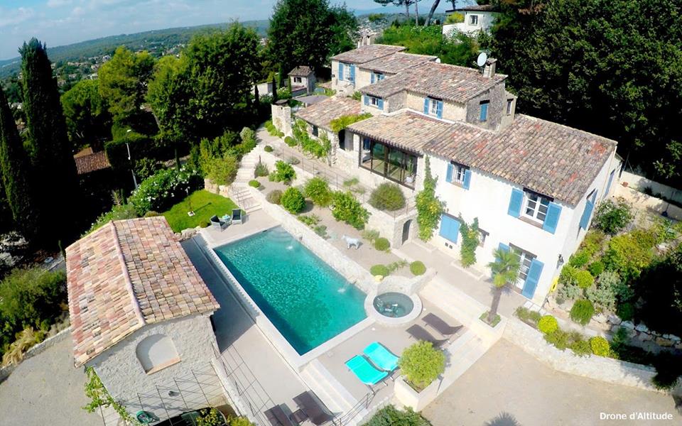 Visite virtuelle Airbnb d'une maison provençale avec piscine en PACA