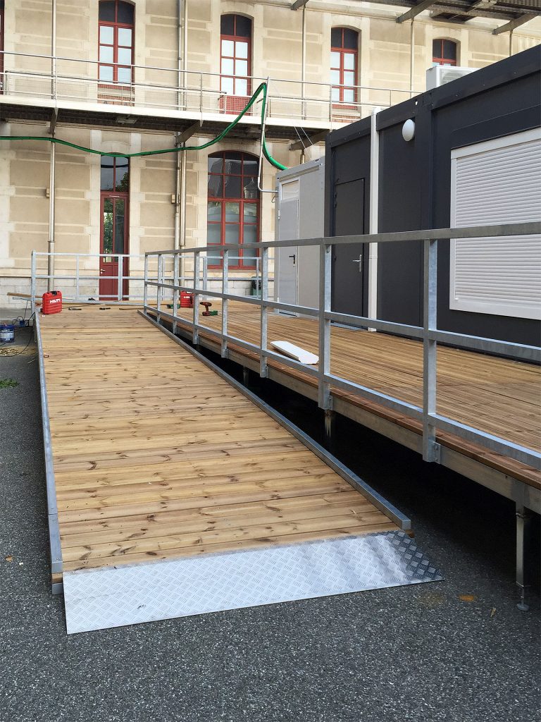 rampe PMR en bois et acier permettant un cheminement conforme et sécurisé"